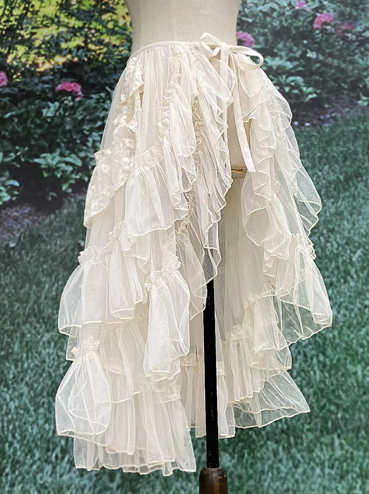 Paola – Blonde mesh slå-nederdel med flæser
