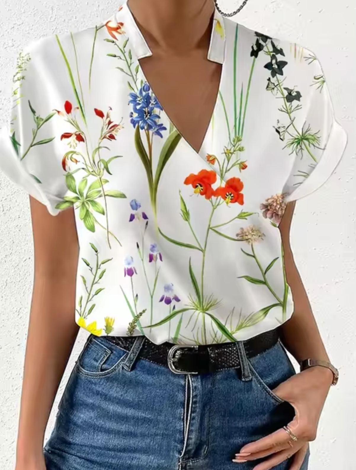 Camille – Elegant bluse ed Krydset V-udskæring