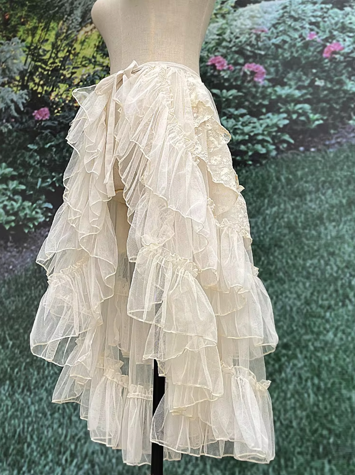 Paola – Blonde mesh slå-nederdel med flæser